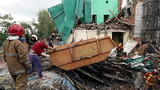 Rescatistas retiran los escombros tras un ataque con misiles rusos el lunes en Chuhuiv, región de Járkov, Ucrania, el 26 de julio de 2022.