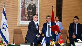 وزير العدل الإسرائيلي جدعون ساعر ووزير العدل المغربي عبد اللطيف وهبي