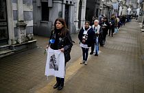 Gente haciendo cola en el cementerio de la Recoleta, en Buenos Aires, para rendir homenaje a Eva Perón