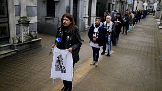 Gente haciendo cola en el cementerio de la Recoleta, en Buenos Aires, para rendir homenaje a Eva Perón