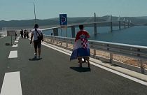 Εκατοντάδες Κροάτες αγνόησαν τον καύσωνα και έσπευσαν να περπατήσουν στη γέφυρα