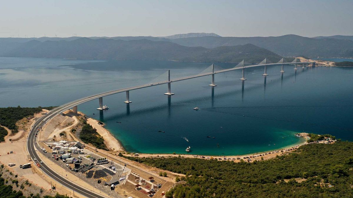 منظر جوي لجسر بيليساك المشيد حديثًا في كومارنا، جنوب كرواتيا، الثلاثاء 26 يوليو 2022