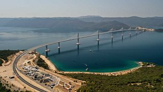 منظر جوي لجسر بيليساك المشيد حديثًا في كومارنا، جنوب كرواتيا، الثلاثاء 26 يوليو 2022