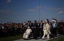 Ferenc pápa megáldja a tömeget
