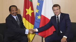 صورة أرشيفية لمصافحة بين رئيس الكاميرون بول بيا والرئيس الفرنسي إيمانويل ماكرون قبل محادثات ثنائية في ليون، وسط فرنسا، الخميس 10 أكتوبر 2019