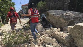 Plusieurs heures après le séisme, les secours sont à l'oeuvre