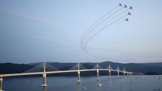 Flugzeuge der kroatischen Luftwaffe begleiteten die Eröffnungsfeier