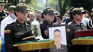 La Policía de Colombia celebra el funeral de los agentes asesinados por el Clan del Golfo, la banda del narcotráfico más peligrosa del país