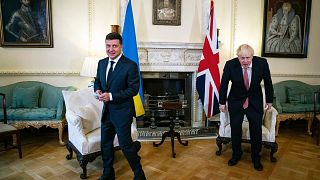 بوریس جانسون، نخست وزیر مستعفی بریتانیا، سمت راست، و ولودیمیر زلنسکی، رئیس جمهور اوکراین، سمت چپ.  