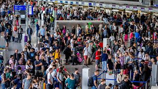 Des passagers qui attendent à l'aéroport international de Francfort, 27 juillet 2022