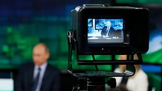  ولادیمیر پوتین رئیس جمهور روسیه بر روی صفحه نمایشگر دوربین در مقر جدید کانال تلویزیونی آر.تی" در مسکو