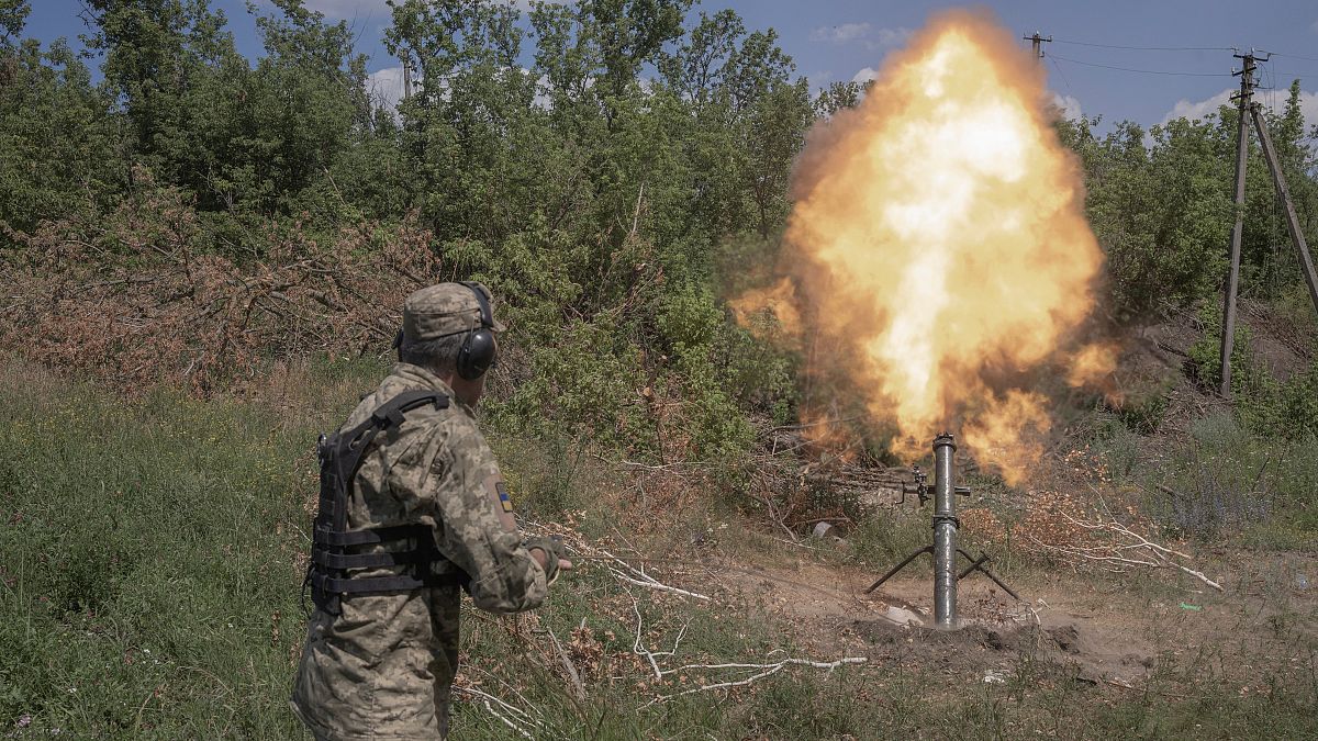 جندي أوكراني يطلق قذيفة صاروخية على أهداف روسية في شرق أوكرانيا