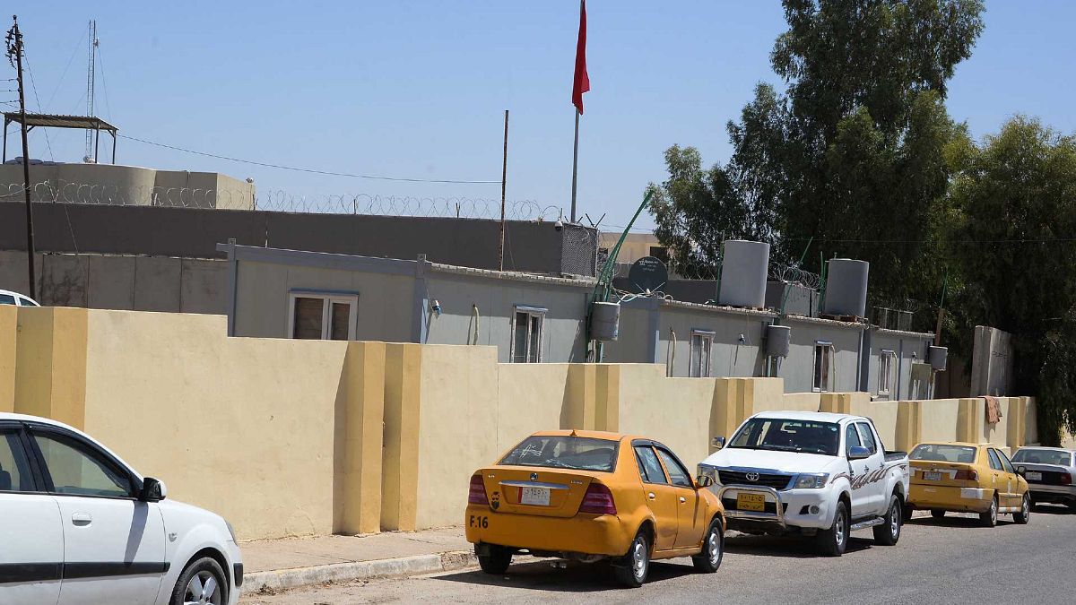 موقف سيارات أمام القنصلية التركية في حي سكني بمدينة الموصل شمال العراق، 27 تموز / يوليو 2022
