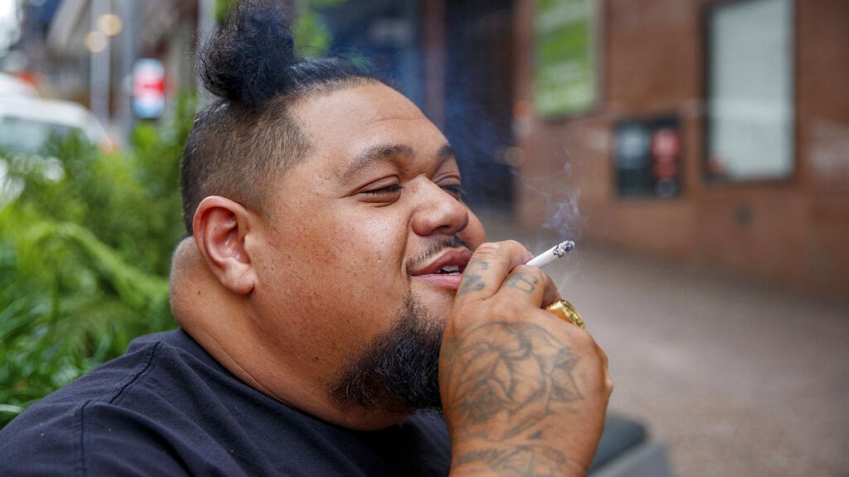 Egy férfi cigarettázik Auckland-ban 2021 december 9-én. Az új-zélandi kormány tervei szerint pár éven belül teljesen betiltanák a dohányzást