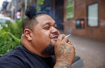 Egy férfi cigarettázik Auckland-ban 2021 december 9-én. Az új-zélandi kormány tervei szerint pár éven belül teljesen betiltanák a dohányzást