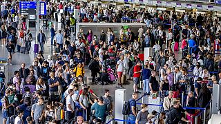 Avrupa'nın en büyük havayollarından biri olan Lufthansa'da işçilerin grevi sonrası binlerce yolcu havalimanlarında mahsur kaldı.