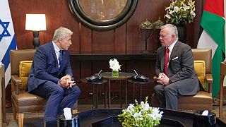 تظهر هذه الصورة المنشورة من قبل القصر الملكي الأردني لقاء الملك الأردني عبد الله الثاني مع رئيس الوزراء الإسرائيلي يائير لبيد في قصر الحسينية في عمان، 27 يوليو 2022