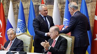 El presidente turco Recep Tayip Erdogan y el secretario general de la ONU António Guterres tras la firma del acuerdo