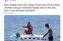 قس إيطالي يقيم قداسا بملابس السباحة.