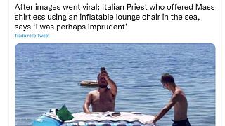 قس إيطالي يقيم قداسا بملابس السباحة. 