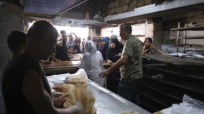 لبنانيون ينتظرون لشراء الخبز
