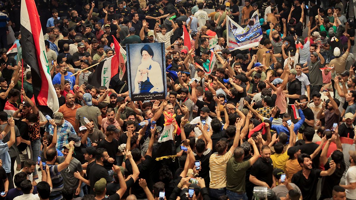 متظاهرون داخل البرلمان العراقي بعد اقتحامهم المنطقة الخضراء