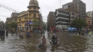 حي  باكستاني غارق تحت المياه