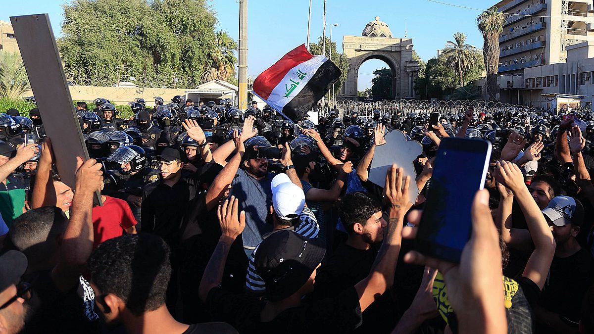 Las decenas de partidarios del clérigo chií Muqtada al-Sadr que han irrumpido en el Parlamento de Irak para protestar en contra de la decisión de nombrar a un primer ministro
