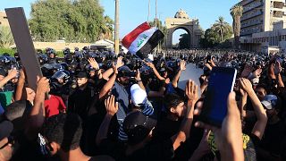 Las decenas de partidarios del clérigo chií Muqtada al-Sadr que han irrumpido en el Parlamento de Irak para protestar en contra de la decisión de nombrar a un primer ministro
