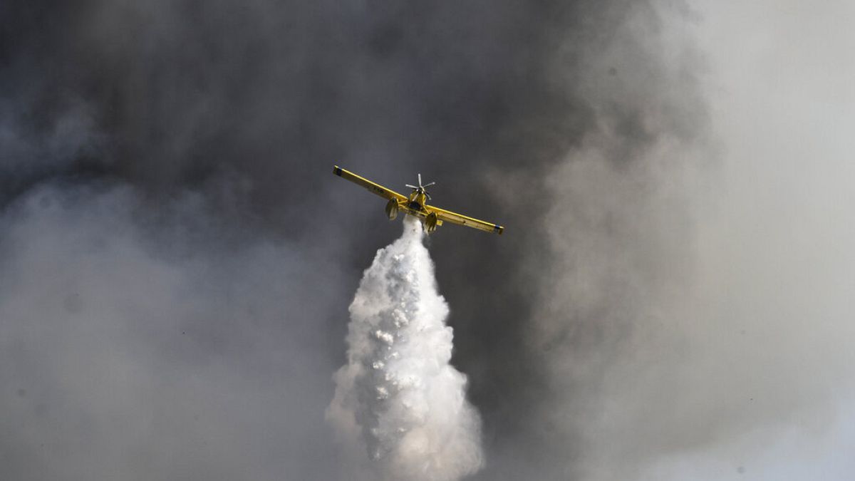 Πυροσβεστικό αεροσκάφος πραγματοποιεί ρίψη νερού σε πυρκαγιά - φώτο αρχείου
