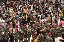Des manifestants irakiens faisant irruption dans le parlement irakien à Bagdad, mercredi 27 juillet 2022.