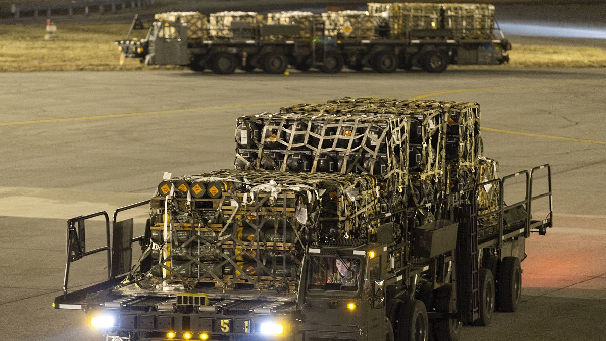 متدرب يقود شاحنة ذخيرة وأسلحة ومعدات أخرى متجهة إلى أوكرانيا خلال مهمة مبيعات عسكرية أجنبية في قاعدة دوفر الجوية، الولايات المتحدة.
