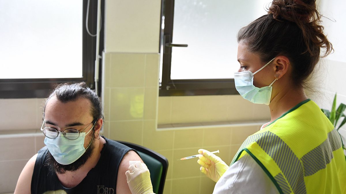 Egészségügyi dolgozó majomhimlő elleni vakcinával olt be egy férfit egy párizsi oltóközpontban 2022. július 27-én.
