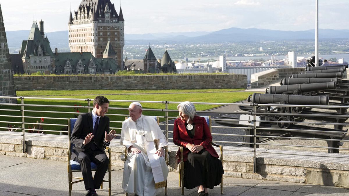 El papa Francisco junto al primer ministro y la gobernadora de Canadá
