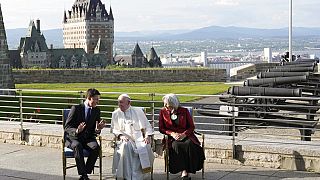 El papa Francisco junto al primer ministro y la gobernadora de Canadá