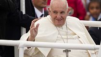 Papa Francesco saluta la folla durante il suo viaggio in Canada