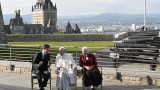 Джастин Трюдо и генерал-губернатор Канады Мэри Саймон принимают папу римского Франциска в Квебекской крепости.