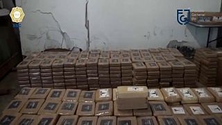 Paquetes de cocaína pertenecientes al alijo incautado.