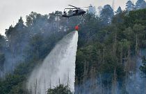 Erdőtüzet oltanak helikopterről a Ceské Svycarsko (Cseh Svájc) Nemzeti Parkban, Hrensko környékén 2022. július 27-én.