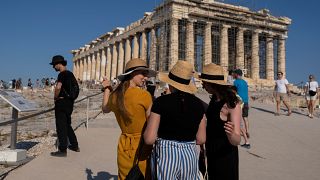 Туристы в Акрополе