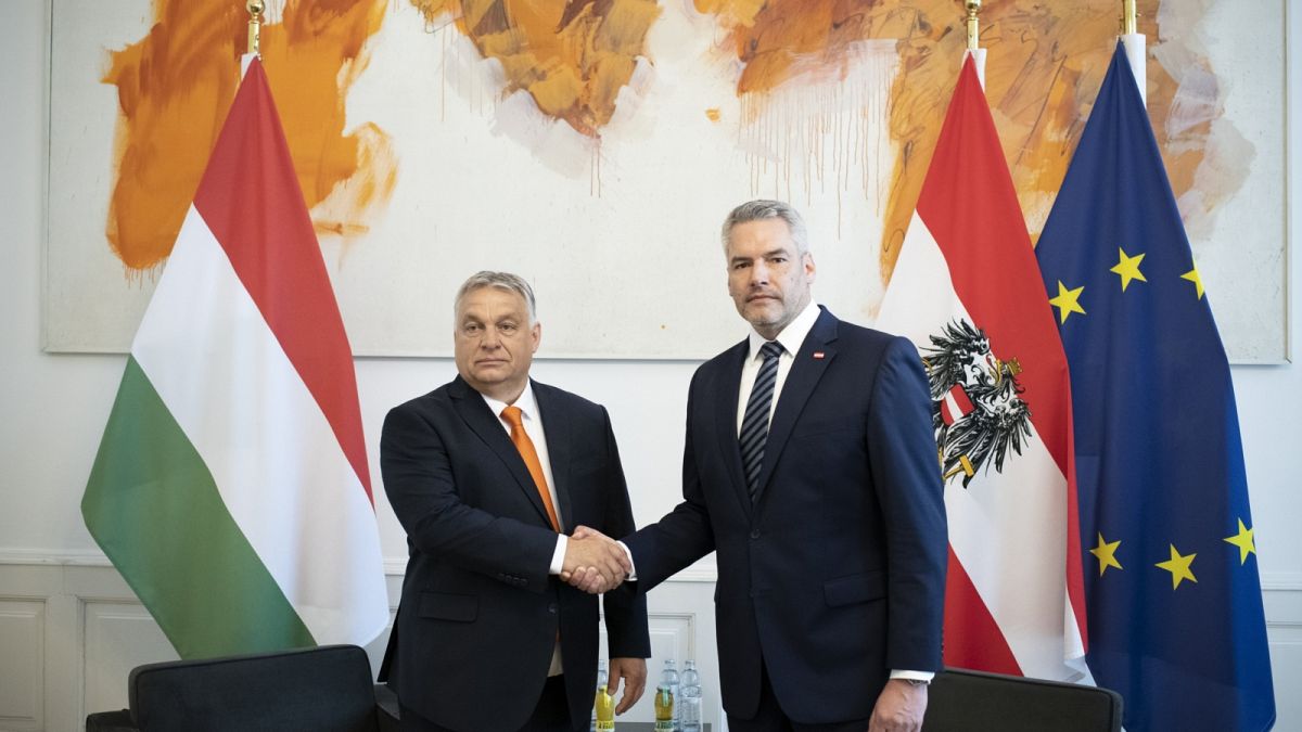Nehammer osztrák kancellár fogadja hivatalában Orbán Viktort