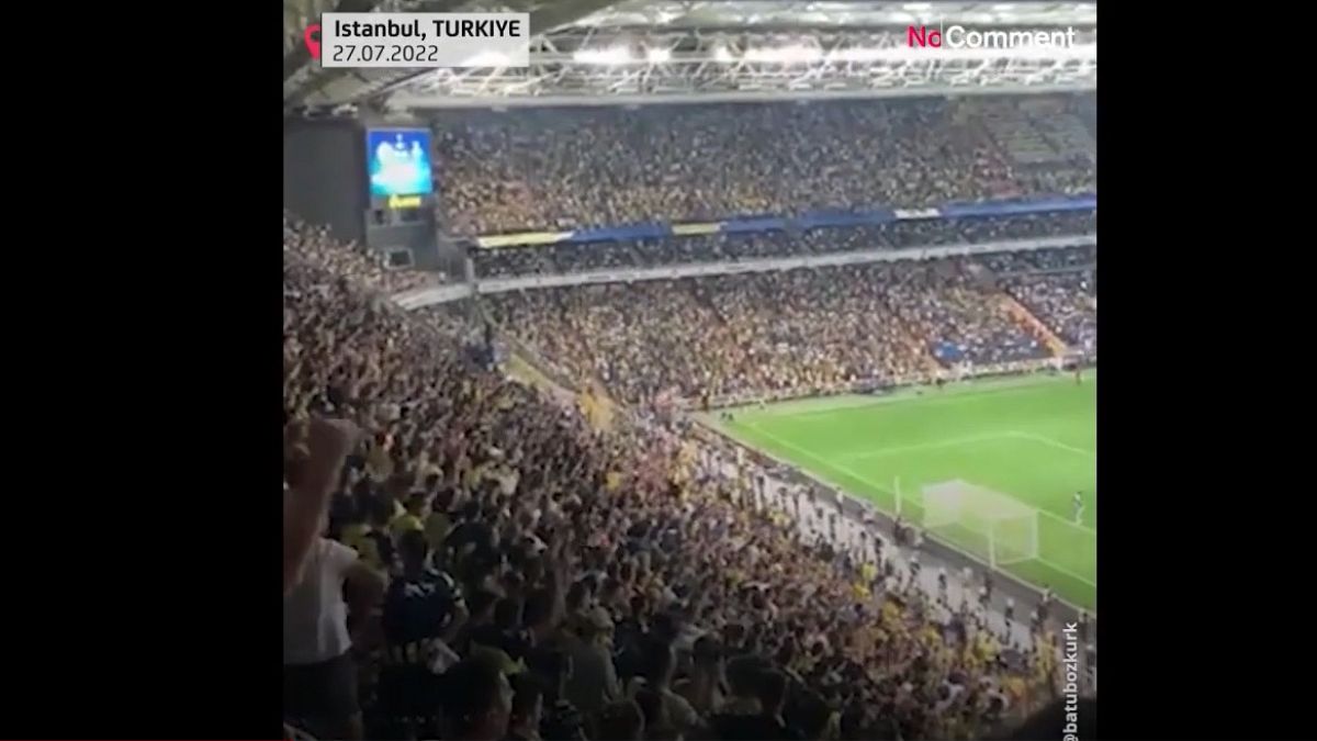 Verlieren ist nicht einfach: Fans von Fehnerbahçe singen ein Loblied auf Putin als die Mannschaft von Dynamo Kyiv sie aus der Qualifikation wirft.