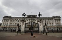 Der Buckingham-Palast in London zeigt Schmuck und Kleidungsstücke der Königin