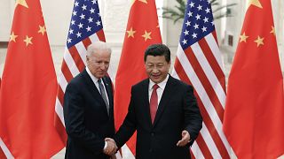  الرئيس الصيني شي جينبينغ إلى جانب الرئيس الأمريكي جو بايدن