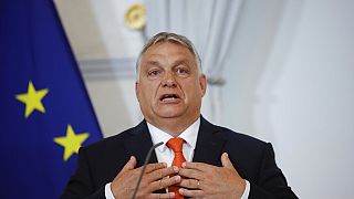 Orbán Viktor magyar miniszterelnök Karl Nehammer osztrák kormányfővel közös sajtótájékoztatóján Bécsben, 2022. júliusában