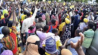 Les jeunes Kényans regardent de loin le "sale jeu" électoral