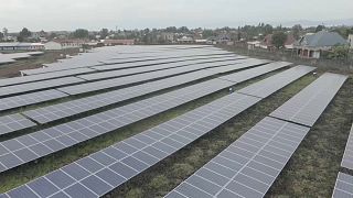 A central está equipada com 3888 painéis solares e tem uma capacidade de produção de 1,3 megawatts-hora