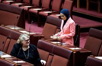 فاطمة بيمان، الفائزة بالمقعد السادس لحزب العمال، كأول امرأة مسلمة ومحجبة، تحصل على عضوية في برلمان أستراليا، في مبنى البرلمان في كانبرا، في 26 يوليو 2022