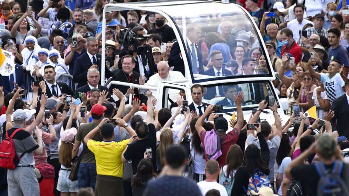 البابا فرنسيس وسط الحشود