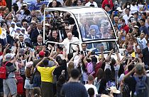 البابا فرنسيس وسط الحشود